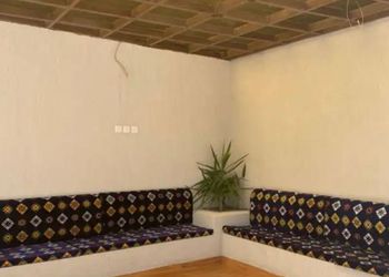 شاليه بمجلس مطل على مسبح داخلي