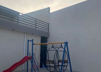 شاليه بمجلس مطل على مسبح داخلي