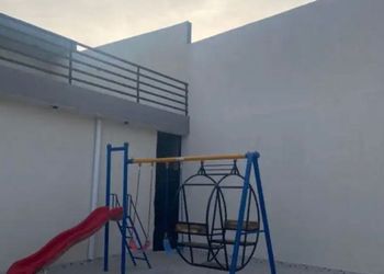 شاليه بمجلس مطل على مسبح داخلي