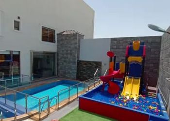 شاليه بصالة مطلة على المسبح 