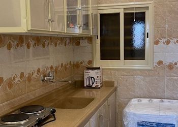 شقة بغرفة معيشة وغرفتين نوم 
