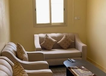 شقة بغرفة معيشة وغرفتين نوم 