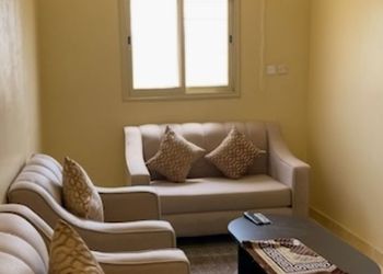 شقة بغرفة معيشة وغرفتين نوم 