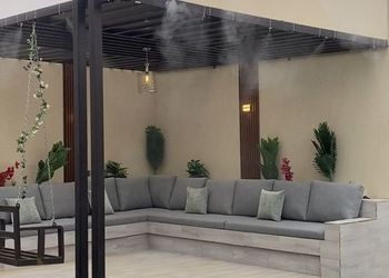شاليه بجلسة خارجية ومسطح اخضر