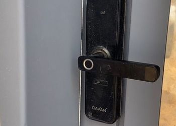 شاليه بجلسة خارجية ومسطح اخضر