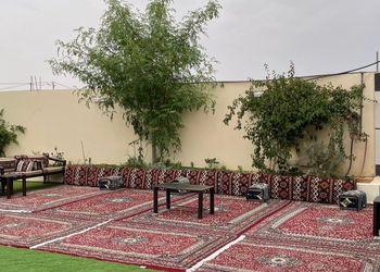 استراحة بمسطح اخضروجلسة خارجية 