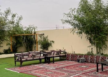 استراحة بمسطح اخضروجلسة خارجية 