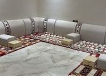 شقة بجلسة مطلة على المسبح 