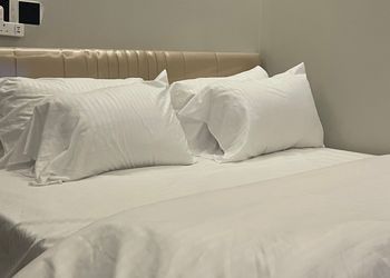 استديو بأثاث مريح وبسيط 