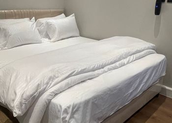 استديو بأثاث مريح وبسيط 