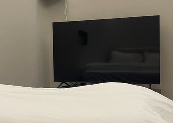 استديو بأثاث مريح وبسيط 