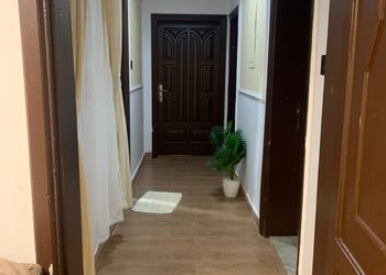 شقة بغرفة معيشة وغرفتين نوم 