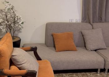شقة بغرفة معيشة وغرفتين نوم 