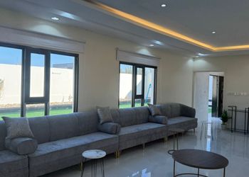 استراحة بمسطح اخضروجلسة خارجية 