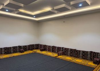 استراحة بمسطح اخضروجلسة خارجية 
