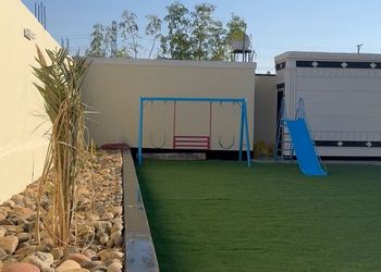 استراحة بمسطح اخضروجلسة خارجية 