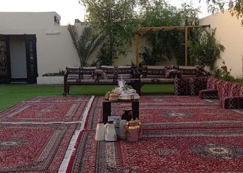استراحة بمسطح اخضروجلسة خارجية 