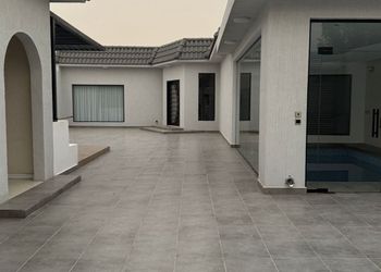 شاليه بمجلس مطل على مسبح داخلي