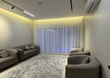 شاليه بمجلس مطل على مسبح داخلي