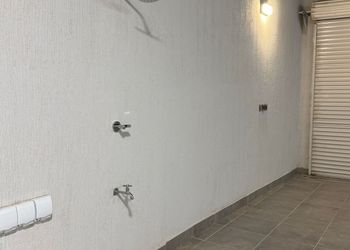 شاليه بمجلس مطل على مسبح داخلي