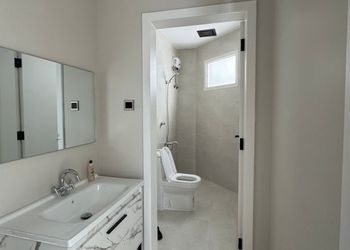 شاليه بمجلس مطل على مسبح داخلي