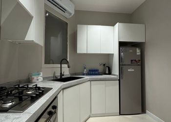 شاليه بمجلس مطل على مسبح داخلي