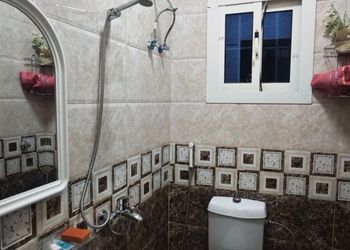 شقة بغرفة معيشة وغرفتين نوم 