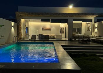 شاليه بتصميم أنيق ومسبح خارجي 