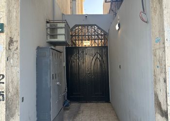 شقة بصالة مريحة وغرفة نوم 