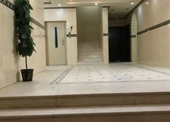 شقة بغرفة معيشة وغرفتين نوم 