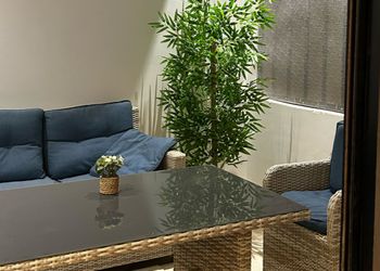 شقة بصالة مريحة وتصميم هادئ 