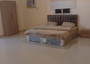 استديو بسرير ماستر وجلسة مريحة 
