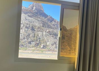 استديو بأثاث مريح وبسيط 