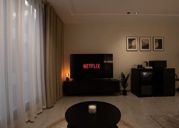 استديو بسرير ماستر وجلسة مريحة 