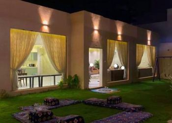 شاليه بجلسة خارجية ومسطح اخضر