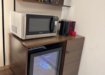 استديو بسرير مريح وتصميم هادئ 