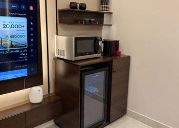 استديو بسرير مريح وتصميم هادئ 