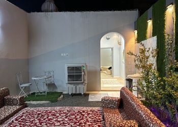 استراحة بمجلس وفناء خارجي 