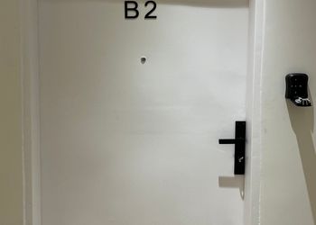 استديو بسرير مريح وجلسة جانبية 