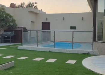 شاليه بمسطح اخضر ومسبح 