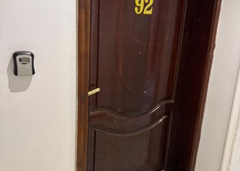 استديو بأثاث مريح وبسيط 