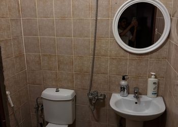 استديو بأثاث مريح وبسيط 