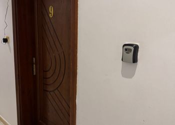 استديو بأثاث مريح وبسيط 
