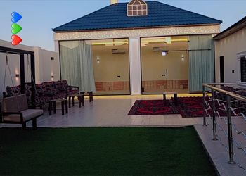 شاليه بألعاب مائية وصالة أنيقة 