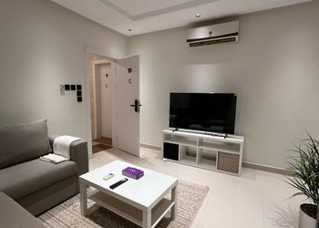 شقة بدخول ذاتي وصالة أنيقة 