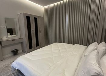 شقة بصالة مريحة وغرفتين نوم 