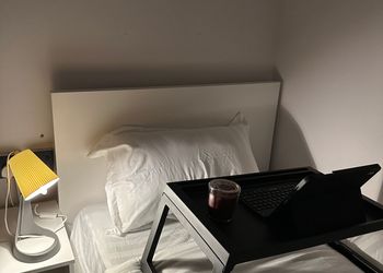 استديو بسرير مفرد وأثاث مريح 