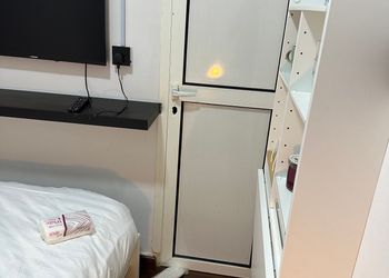 استديو بسرير مفرد وأثاث مريح 