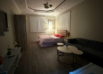 استديو بسرير ماستر وجلسة مريحة 