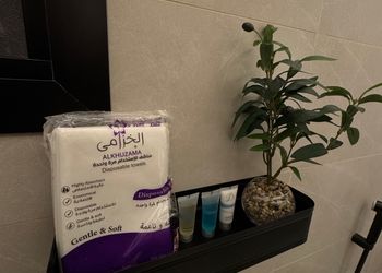 شقة بغرفة معيشة وغرفة نوم 